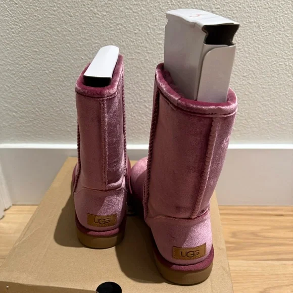 UGG | W Classic Short II Velvet | US 7 UK 5 EU 38 - Picture 3 of 4